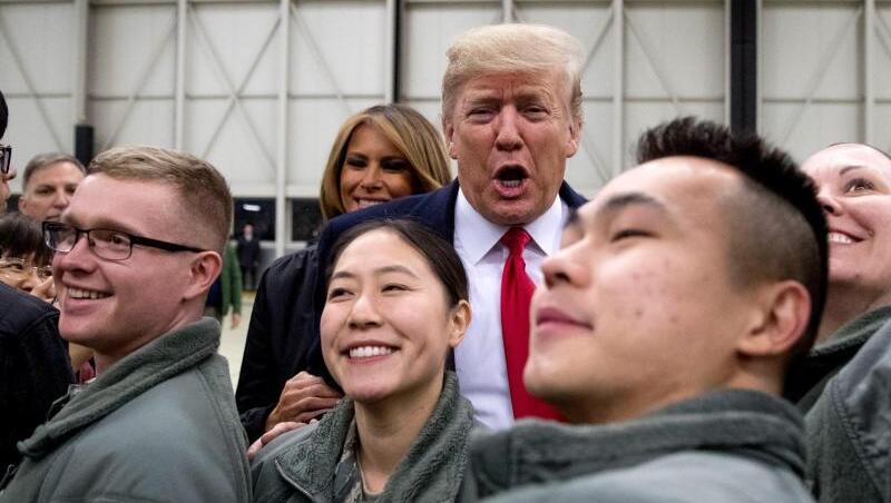 Donald und Melania Trump begrüßen Ende Dezember 2018 während eines Zwischenstopps auf dem Stützpunkt der US-Luftwaffe in Ramstein Militärangehörige. Donald und Melania Trump begrüßen Ende Dezember 2018 während eines Zwischenstopps auf dem Stützpunkt der US-Luftwaffe in Ramstein Militärangehörige.