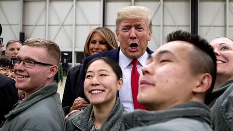Donald und Melania Trump begrüßen Ende Dezember 2018 während eines Zwischenstopps auf dem Stützpunkt der US-Luftwaffe in Ramstein Militärangehörige.