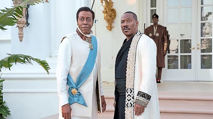 Semmi (Arsenio Hall) assistiert erneut widerwillig seinem König Akeem (Eddie Murphy).