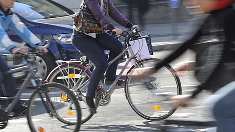 Radfahrer sind auf einem Radweg in München unterwegs. (Symbolbild)