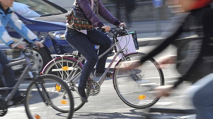 Radfahrer sind auf einem Radweg in München unterwegs. (Symbolbild)
