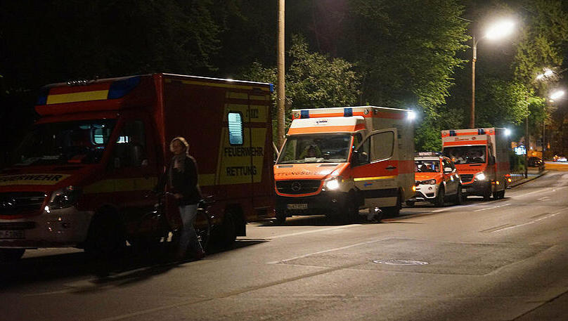 Rettungskräfte im Einsatz nach einer Schlägerei im Englischen Garten.