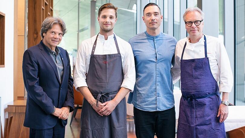Michael Käfer (l.) mit seinem Green-Beetle-Team: Andreas Weber (2. v. r.) (Leitung), Chefkoch Felix Adebahr, Sternekoch-Patron Bobby Bräuer (r.).