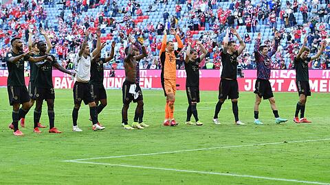 Bayerisches Schützenfest: Von den Fans in der Allianz Arena und Coach Julian Nagelsmann gab's dafür kräftig Applaus.