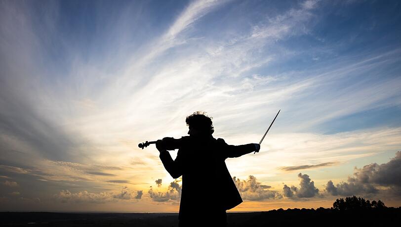 Der Geiger Augustin Hadelich eröffnet mit den Münchner Philharmonikern ein Festival zum Thema "Kosmos Erde".