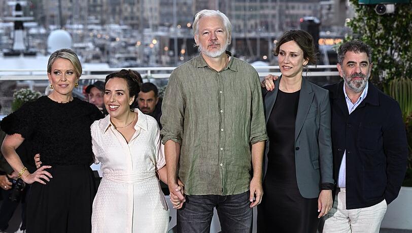 Die australische Menschenrechtsanwältin Jennifer Robinson, Stella Assange, Julian Assange, Produzentin Kathleen Fournier und Regisseur Eugene Jarecki beim "The Six Billion Dollar Man"-Fotocall (v.l.) in Cannes.