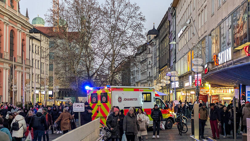 Die Kaufingerstrasse während der Weihnachtszeit 2024: Hier sind münchenweit seit 2005 anteilig die meisten Geschäfte von damals verschwunden. Die Kaufingerstrasse während der Weihnachtszeit 2024: Hier sind münchenweit seit 2005 anteilig die meisten Geschäfte von damals verschwunden.