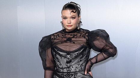 Lola Young meldet sich zur&uuml;ck.