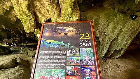 Tafeln erinnern an der Tham-Luang-H&ouml;hle in Thailand bis heute an die aufwendige Rettungsaktion von 2018. (Archivbild)