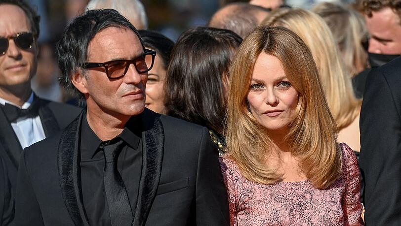 Nach fast zehn gemeinsamen Jahren geben Vanessa Paradis und Samuel Benchetrit nun ihre Trennung bekannt.