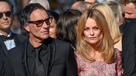 Nach fast zehn gemeinsamen Jahren geben Vanessa Paradis und Samuel Benchetrit nun ihre Trennung bekannt.