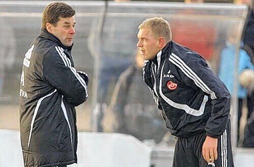 &bdquo;Butter bei die Fische&ldquo;: Club-Trainer Dieter Hecking mahnt Käpt&rsquo;n Andy Wolf (re.) in Sachen Vertragsverlängerung zur Eile.