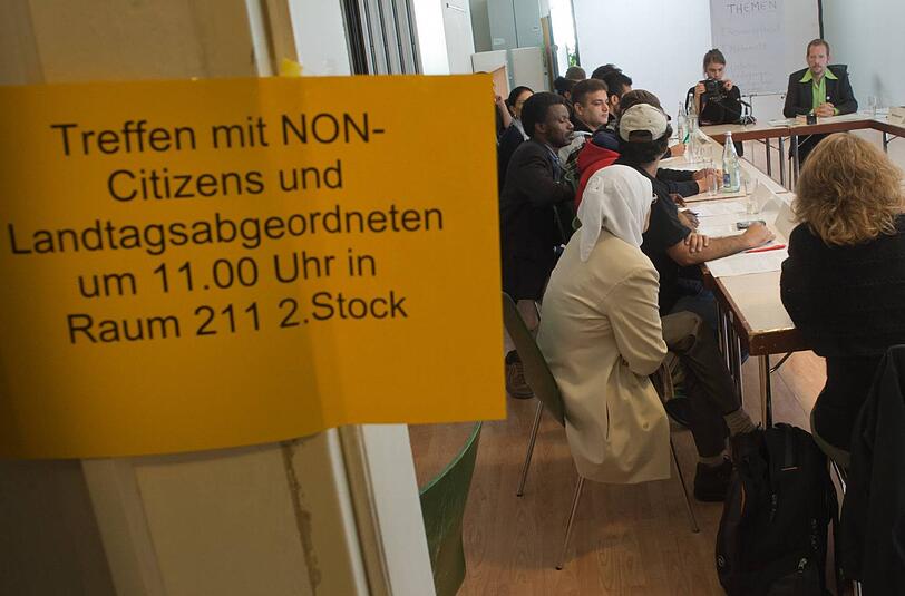 Ein erster Schritt&ldquo;: Im EineWelt-Haus beraten sich Flüchtlinge, unterstützt von Dolmetschern und Flüchtlingsrat, und Politiker.