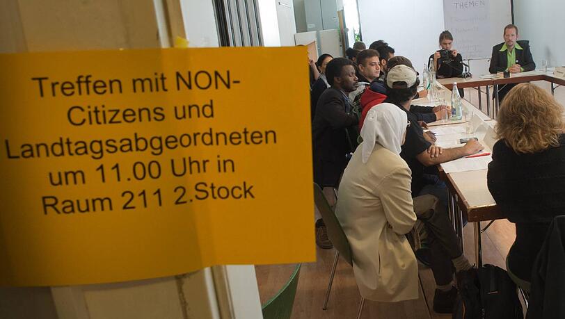 Ein erster Schritt“: Im EineWelt-Haus beraten sich Flüchtlinge, unterstützt von Dolmetschern und Flüchtlingsrat, und Politiker. Ein erster Schritt“: Im EineWelt-Haus beraten sich Flüchtlinge, unterstützt von Dolmetschern und Flüchtlingsrat, und Politiker.