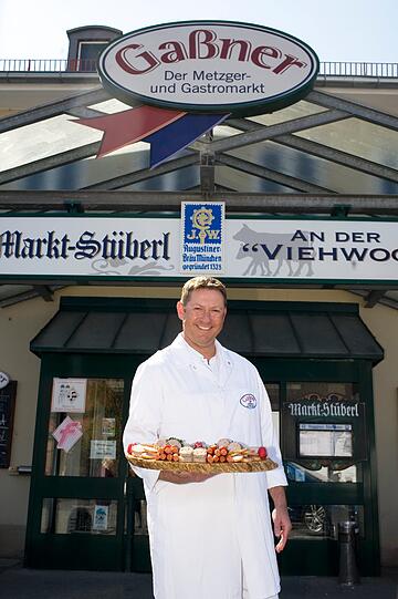 So kennen ihn die Münchner: Andreas Gaßner vor seiner Metzgerei im Viehhof.