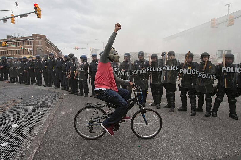 In Baltimore entlädt sich nach der Beerdigung Freddie Grays eine Welle der Gewalt. Die Bilder.