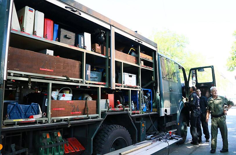 Mit Sägen und Zangen aus dem Werkzeugwagen nähern sich die Polizisten und Feuerwehrmänner schließlich den Protestlern...