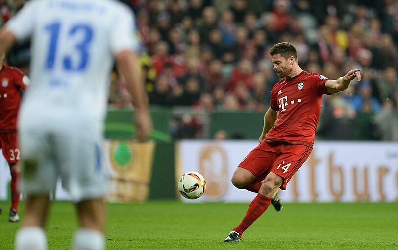 Xabi Alonso: Guardiola testete seinen Spielmacher schon einmal in dieser Saison als Aushilfs-Innenverteidiger. Am dritten Bundesliga-Spieltag war das, damals gewannen die Bayern locker 3:0 gegen Leverkusen, Alonso agierte gewohnt souverän. Der Vorteil bei dieser Variante wäre, dass Alonso, der ohnehin die erste Option für den Spielaufbau ist, direkt von Torhüter Manuel Neuer angespielt wird und aus der letzten Reihe die Angriffe ordnet.
Trotz der hohen Passqualität von Martínez oder Badstuber wäre die Spieleröffnung mit dem Innenverteidiger Alonso wohl noch etwas präziser. So viel zum Vorteil dieser Variante. Betrachtet man allerdings Alonsos physisches Potenzial, erscheint ein dauerhafter Einsatz in der Viererkette zu riskant. Der 34-Jährige war noch nie ein Sprinter, im Herbst seiner Karriere wird er diese Fähigkeit nicht mehr erlernen. Doch gerade in möglichen Champions-League-Duellen mit Real Madrid oder dem FC Barcelona, wenn die Gegner Neymar oder Bale, Messi oder Ronaldo heißen, könnten Alonsos Schnelligkeitsdefizite zum Problem werden. Außerdem ist der Spanier mit 1,83 Meter nicht der Größte, Badstuber (1,90) und Martínez (1,90) haben hier Vorteile.