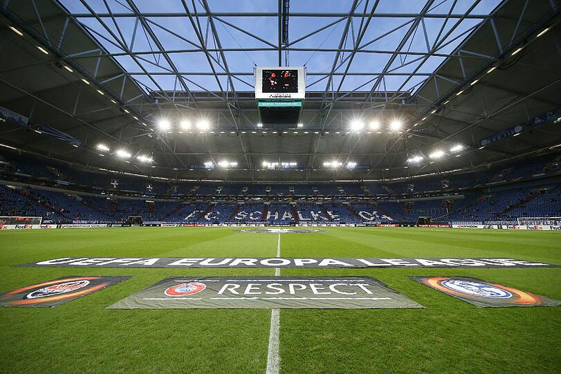 Platz 6 - Veltins Arena in Gelsenkirchen: Die Heimspielstätte des FC Schalke 04 wurde direkt neben der alten Schalke-Spielstätte Parkstadion errichtet. 2001 wurde das Multifunktionsstadion eröffnet. Die Zuschauerkapazität kann je nach Art der Veranstaltung durch Sitz- und Stehplätze im Innenraum auf 79.612 Plätze erweitert werden.