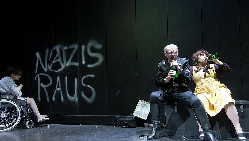 Gundi Ellert (Vera) und Götz Schulte (Rudolf Höller) in "Vor dem Ruhestand". Gundi Ellert (Vera) und Götz Schulte (Rudolf Höller) in "Vor dem Ruhestand".