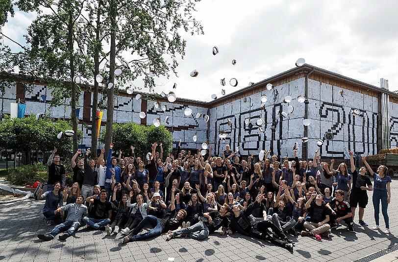 Fast 12 000 Blatt Papier verwendeten die Abiturienten um ihr Gymnasium zu verhüllen.