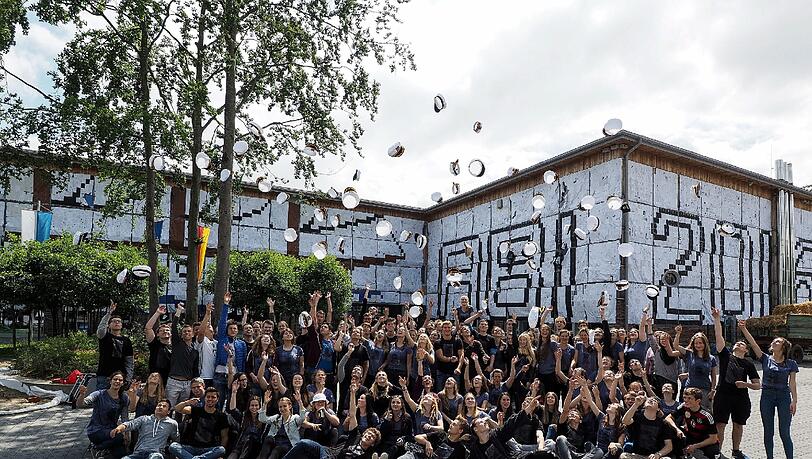 Fast 12 000 Blatt Papier verwendeten die Abiturienten um ihr Gymnasium zu verhüllen. Fast 12 000 Blatt Papier verwendeten die Abiturienten um ihr Gymnasium zu verhüllen.