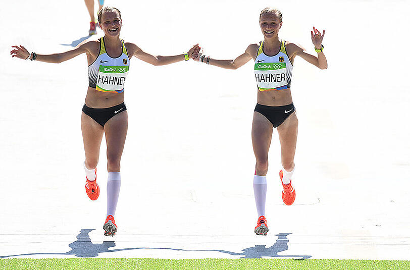 Der gemeinsame Zieleinlauf beim Marathon der Olympischen Spiele in Rio sorgte für Kritik: Die Hahner-Zwillinge Lisa (l.) und Anna.