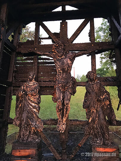 Die verkohlten Figuren der Kapelle.
