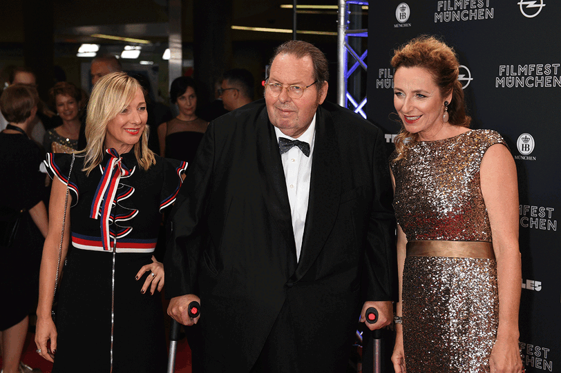 Schauspieler Ottfried Fischer (M), seine Freundin Simone Brandlmeier (l) und Diana Iljine, Leiterin des Filmfest München