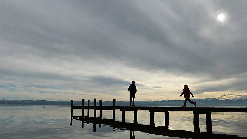 Schon schön in Tutzing - auch wenn nicht alle der neuen Verbindungen nach Garmisch dort halten. Schon schön in Tutzing - auch wenn nicht alle der neuen Verbindungen nach Garmisch dort halten.