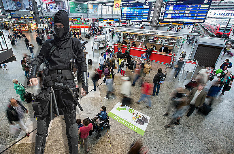 Sorgte für Aufregung: Ein Ninja im Hauptbahnhof. (Symbolbild)