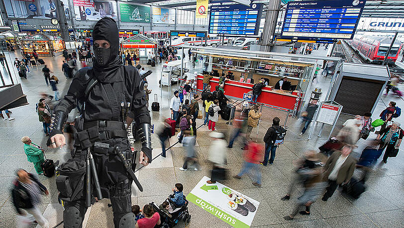 Sorgte für Aufregung: Ein Ninja im Hauptbahnhof. (Symbolbild) Sorgte für Aufregung: Ein Ninja im Hauptbahnhof. (Symbolbild)