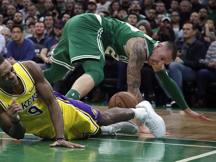 Daniel Theis (r) und die Boston Celtics strauchelten gegen die Los Angeles Lakers.