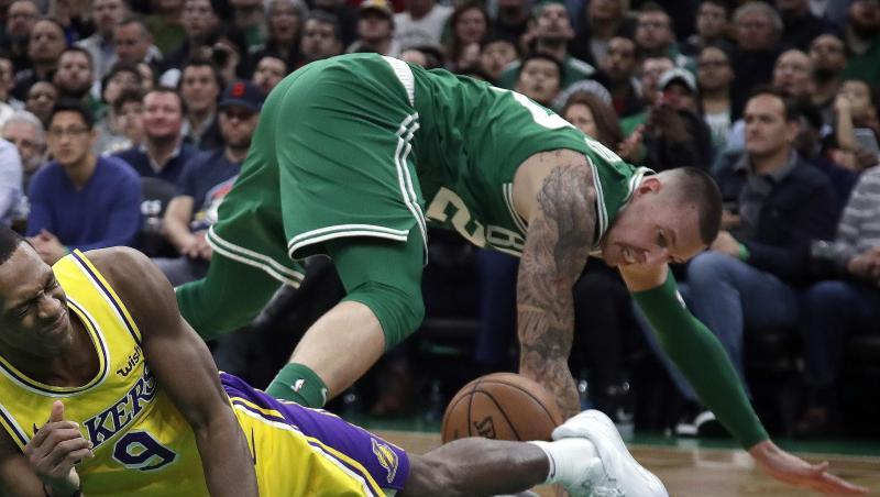 Daniel Theis (r) und die Boston Celtics strauchelten gegen die Los Angeles Lakers.