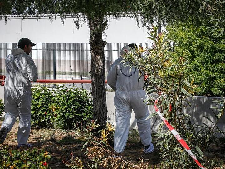 Mitarbeiter einer tunesischen Forensikeinheit untersuchen einen abgesperrten Bereich um die US-Botschaft, an der ein Selbstmordattentäter eine Bombe gezündet haben soll.