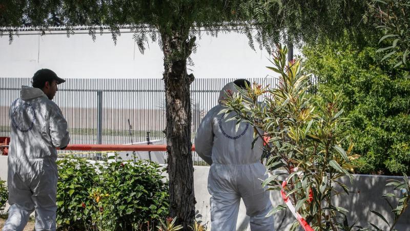 Mitarbeiter einer tunesischen Forensikeinheit untersuchen einen abgesperrten Bereich um die US-Botschaft, an der ein Selbstmordattentäter eine Bombe gezündet haben soll. Mitarbeiter einer tunesischen Forensikeinheit untersuchen einen abgesperrten Bereich um die US-Botschaft, an der ein Selbstmordattentäter eine Bombe gezündet haben soll.