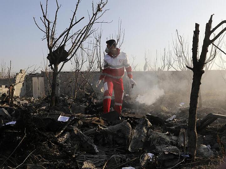 Nach Angaben der Hilfsorganisation iranischer Halbmond kamen alle Insassen des Flugzeugs ums Leben.