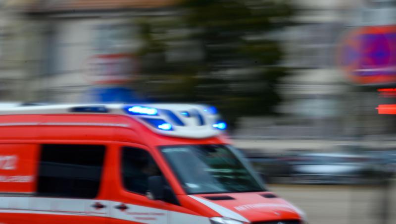 Ein Rettungsfahrzeug der Feuerwehr fährt mit Blaulicht bei einem Einsatz durch die Innenstadt. Foto: Jens Büttner/zb/dpa/Archivbild Ein Rettungsfahrzeug der Feuerwehr fährt mit Blaulicht bei einem Einsatz durch die Innenstadt. Foto: Jens Büttner/zb/dpa/Archivbild