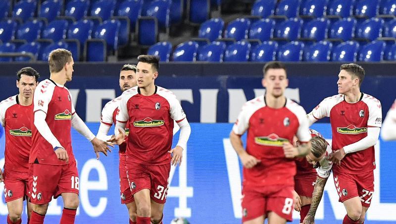 Roland Sallai (r) war der Freiburger Matchwinner beim Sieg auf Schalke.