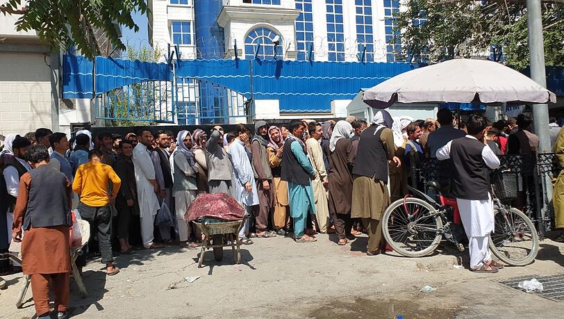 Die Bankautomaten in Kabul sind leer, Bargeld ist Mangelware. Vor einer Bank im Zentrum stehen dennoch verzweifelte Menschen Schlange. Die Bankautomaten in Kabul sind leer, Bargeld ist Mangelware. Vor einer Bank im Zentrum stehen dennoch verzweifelte Menschen Schlange.