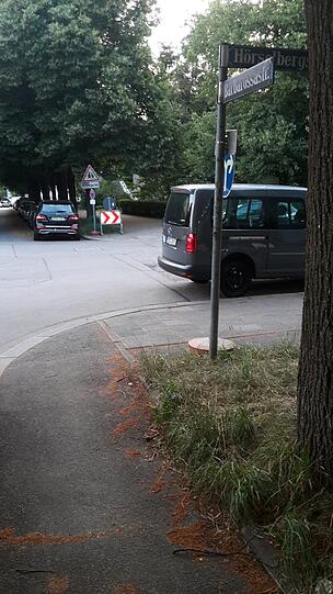In der Barbarossastraße endet der Radlweg an der Kreuzung.
