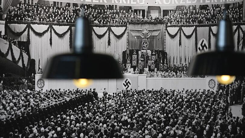 Ein Panoramafoto der Sportpalast-Rede 1943 in einer Ausstellung im Berliner Museum Topographie des Terrors.