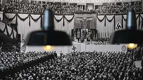 Ein Panoramafoto der Sportpalast-Rede 1943 in einer Ausstellung im Berliner Museum Topographie des Terrors.