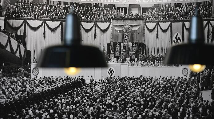 Ein Panoramafoto der Sportpalast-Rede 1943 in einer Ausstellung im Berliner Museum Topographie des Terrors.