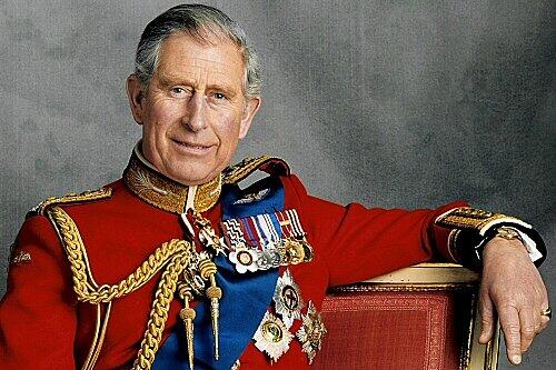 In lockerer Haltung zeigt sich Charles auf dem offiziellen Geburtstagsfoto