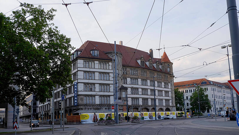 Neueröffnung vor Münchens Hauptbahnhof. Der Rewe ist jetzt weg. Neueröffnung vor Münchens Hauptbahnhof. Der Rewe ist jetzt weg.