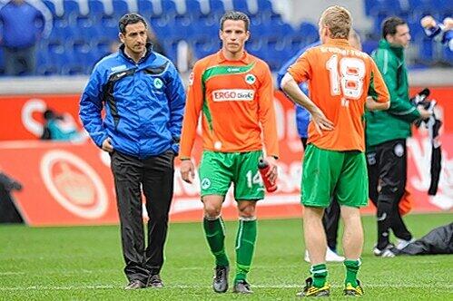 Hofft in Paderborn auf drei Punkte: Manager Rachid Azzouzi (l.) im Gespräch mit Edgar Prib und Leo Haas (Nr.18).