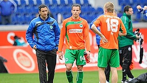 Hofft in Paderborn auf drei Punkte: Manager Rachid Azzouzi (l.) im Gespräch mit Edgar Prib und Leo Haas (Nr.18).