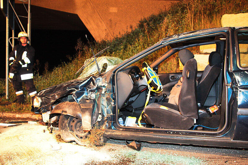 Einen Mann zieht es mit seinem Wagen bei Burghausen aus einem Kreisverkehr in den Schotter. Der Fahrer war zu rasant in die Kurve eingefahren. Die Bilder.