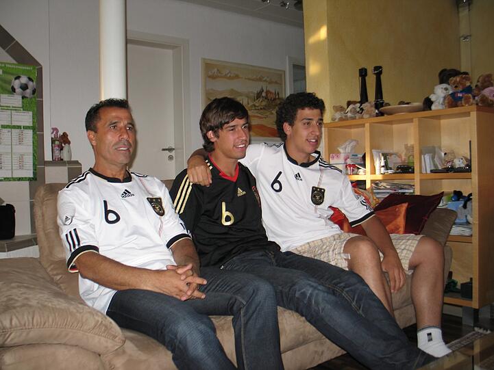 Khedira-Männer auf der heimischen Couch: Vater Lazhar mit Bruder Rani (spielt bei VfB Stuttgart II) und Bruder Denny (v.l.).